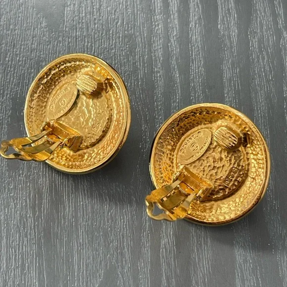 Chanel Vintage Faux Pearl Gold Clip-on Earrings - Picture 4 of 7